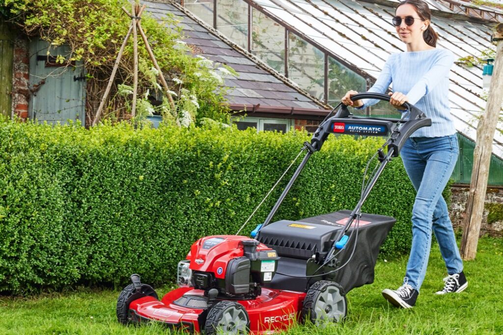 Collection vs mulching: which mowing method is best for your grounds? | middlewich machinery